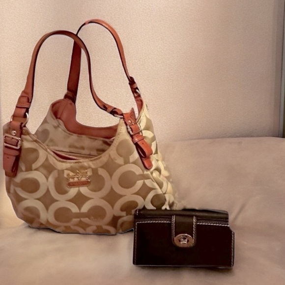 SOLD DO NOT BUY. Coach Bag. WALLET OS SOLD. Bag available on another listing - Picture 3 of 16